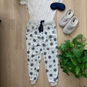 American eagle snowflake pants